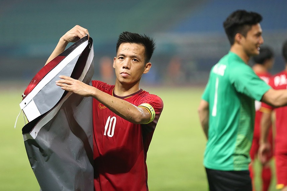 Olympic Việt Nam ăn mừng chiến thắng đầy cảm xúc, cảm ơn đồng đội Hùng Dũng - 2
Thủ quân Văn Quyết