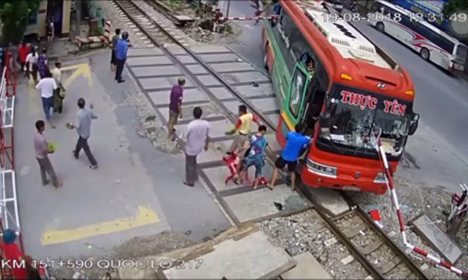 Vụ xe khách tông rào chắn đường sắt: Tài xế đang bị treo bằng - 1 Hiện trường vụ tai nạn