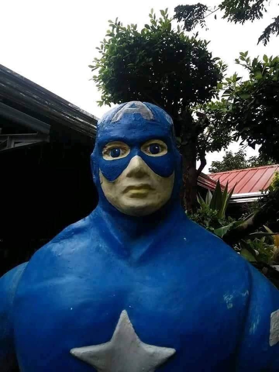 Còn đây là Captain America Đội trưởng Mỹ với gương mặt thất thần và buồn rầu không kém