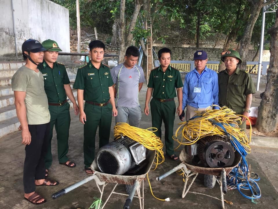 Bắt 2 tàu giã cào mang kích điện công suất lớn ra khơi - 2 Tang vật 2 chủ tàu mang ra khơi để đánh bắt hải sản trái phép.