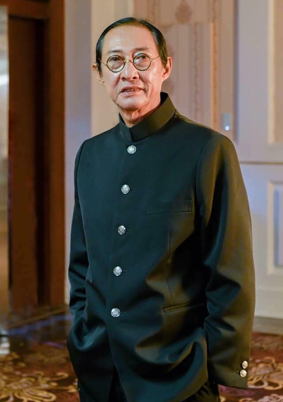 Thêm một nghệ sĩ phía Nam mắc bạo bệnh - 3 Nghệ sĩ Lê Bình tên thật là Lê Bình Sơn (sinh năm 1953), ông là một diễn viên, soạn giả, đạo diễn sân khấu.