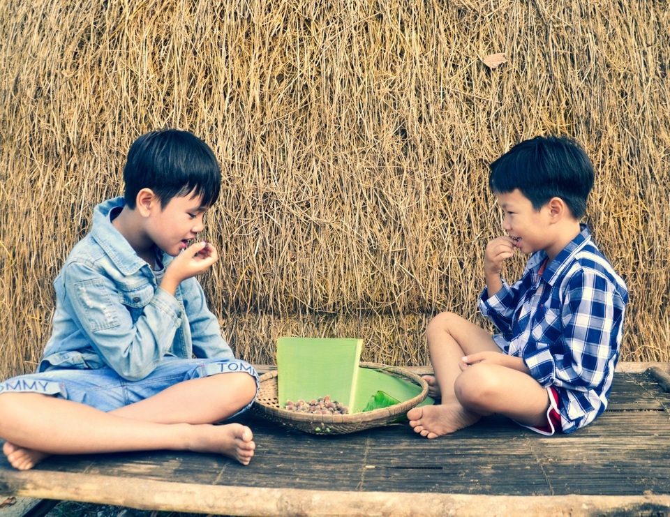 Rưng rức mùa sim xứ Huế - 5 Hiếu và Hiệu, 2 đứa cháu của mệ Tràm thích thú trước món quà hoang dại của rừng