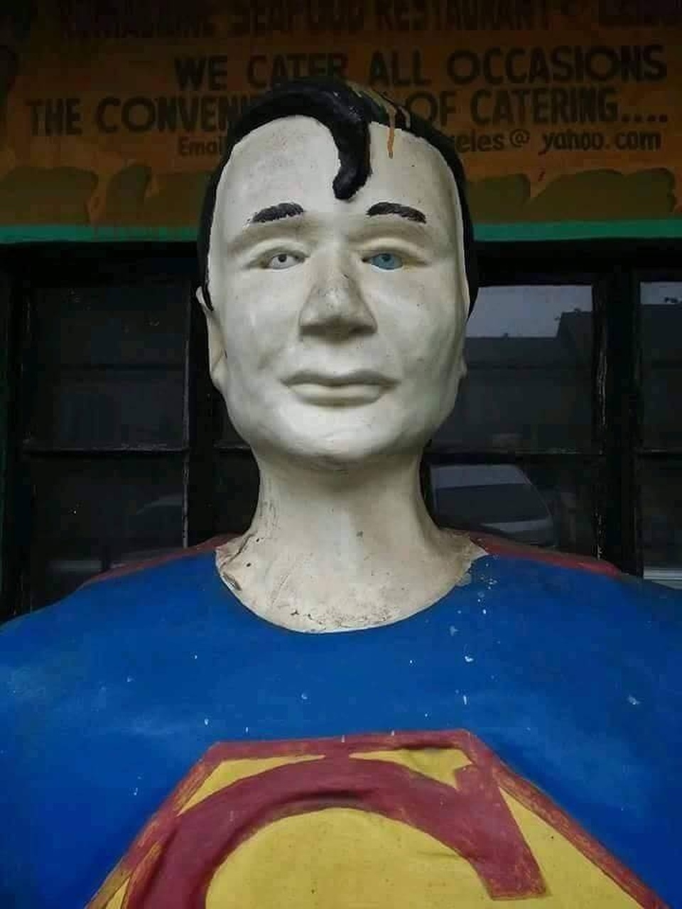 Bức tượng siêu nhân nằm trong công viên có một gương mặt buồn rầu