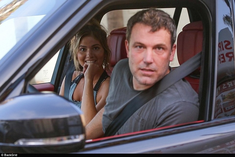 Nhan sắc bốc lửa của bạn gái mới Ben Affleck - 9
Ben Affleck tươi tắn bên bạn gái mới