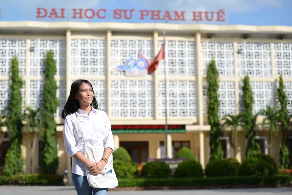 Thủ khoa Trường ĐH Sư phạm Huế: Dành trọn đam mê cho ngành Sư phạm - 1
Em Huỳnh Thị Diễm Hằng - Thủ khoa Trường Đại học Sư phạm - Đại học Huế năm 2018.
