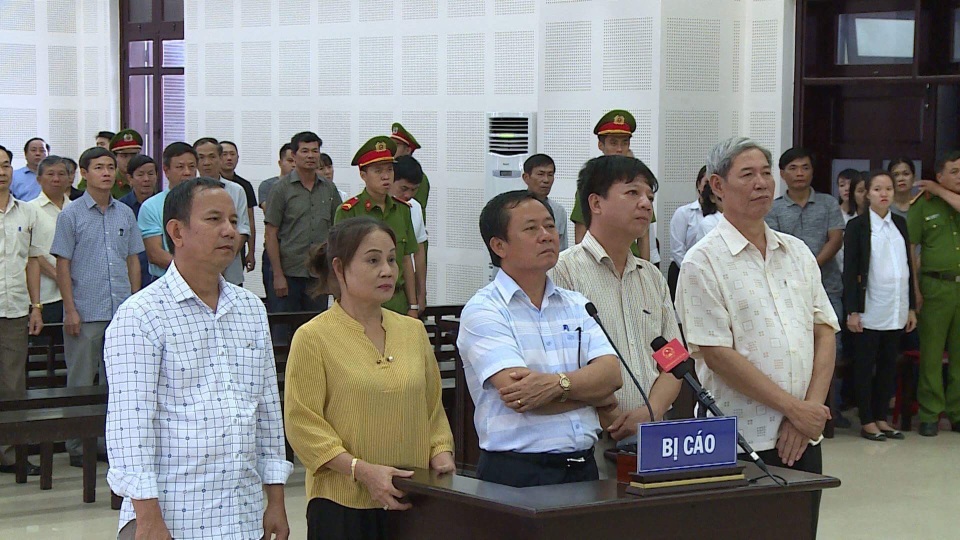 Tuyên án vụ buôn gỗ lậu liên quan nguyên Trưởng Chi cục Hải quan Đà Nẵng - 2 5 bị cáo liên quan vụ án