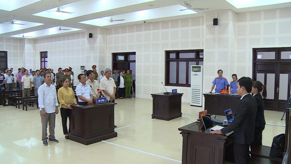 Tuyên án vụ buôn gỗ lậu liên quan nguyên Trưởng Chi cục Hải quan Đà Nẵng - 1 Phiên sơ thẩm lần thư 4 vụ án buôn gỗ lậu kéo dài 7 năm vừa kết thúc chiều nay (23/8) sau gần 10 ngày xét xử tại TAND TP. Đà Nẵng