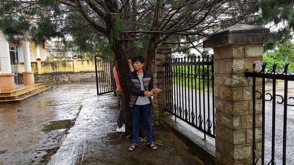 Vừa ra tù, đột nhập hàng loạt cơ quan nhà nước trộm tài sản - 2 Đối tượng đang thực nghiệm lại hành vi trèo qua hàng rào đột nhập vào các cơ quan nhà nước để trộm tài sản