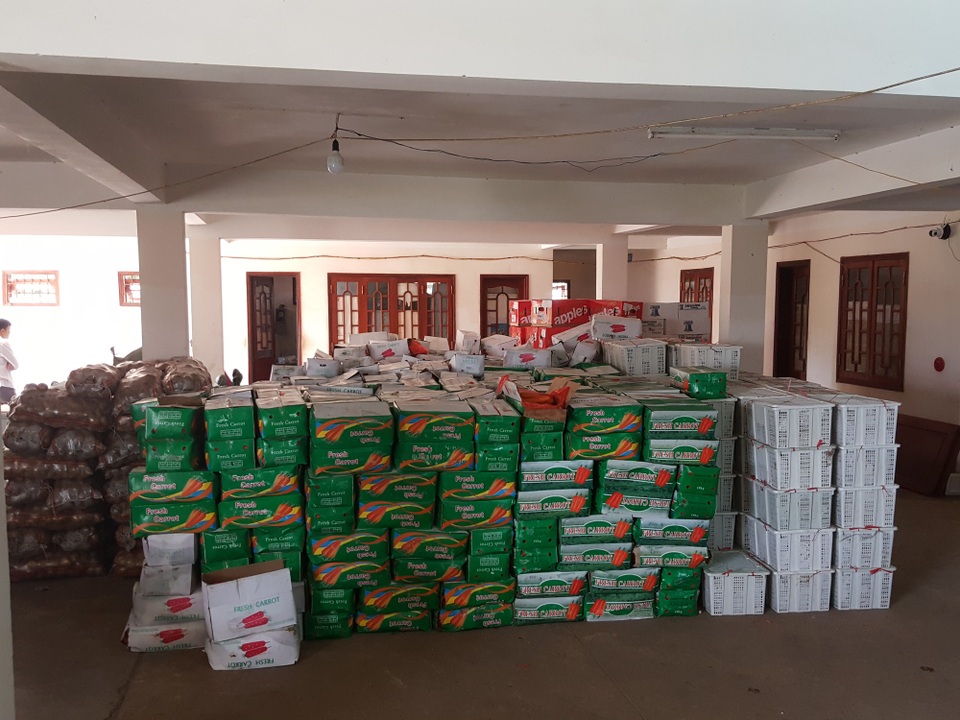 Tạm giữ hơn 10 tấn trái cây, rau củ không nhãn mác, nguồn gốc - 1 Số lượng hàng hóa không rõ nguồn gốc đang bị tạm giữ