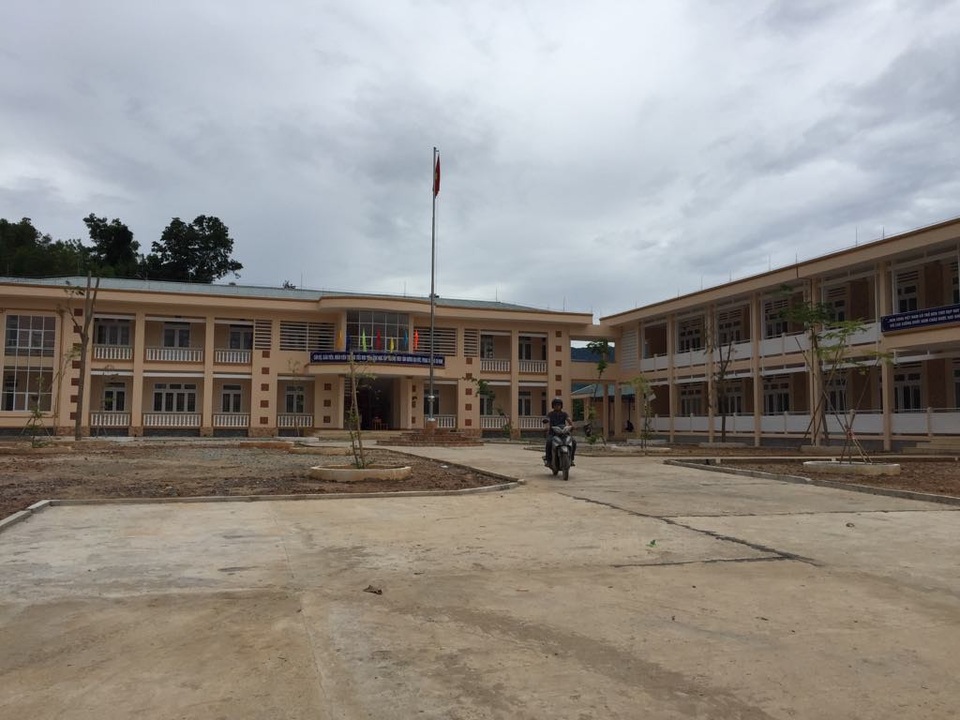 Quảng Ngãi: Niềm vui trong những ngôi trường mới - 2
Trường tiểu học Trà Lãnh (huyện miền núi Tây Trà, Quảng Ngãi) hoàn thành giúp học sinh nhà trường không phải học ghép, ở nhờ tại điểm trường phổ thông dân tộc bán trú THCS Trà Lãnh.
