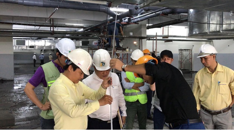 Cư dân Carina sắp được trở về nhà sau 5 tháng xảy ra cháy - 5
Đoàn công tác Cục Giám định Nhà nước về chất lượng công trình xây dựng - Bộ Xây dựng cùng Viện Khoa học Công nghệ & Xây dựng- Bộ Xây dựng đã bắt đầu công tác kiểm định kết cấu chung cư Carina
