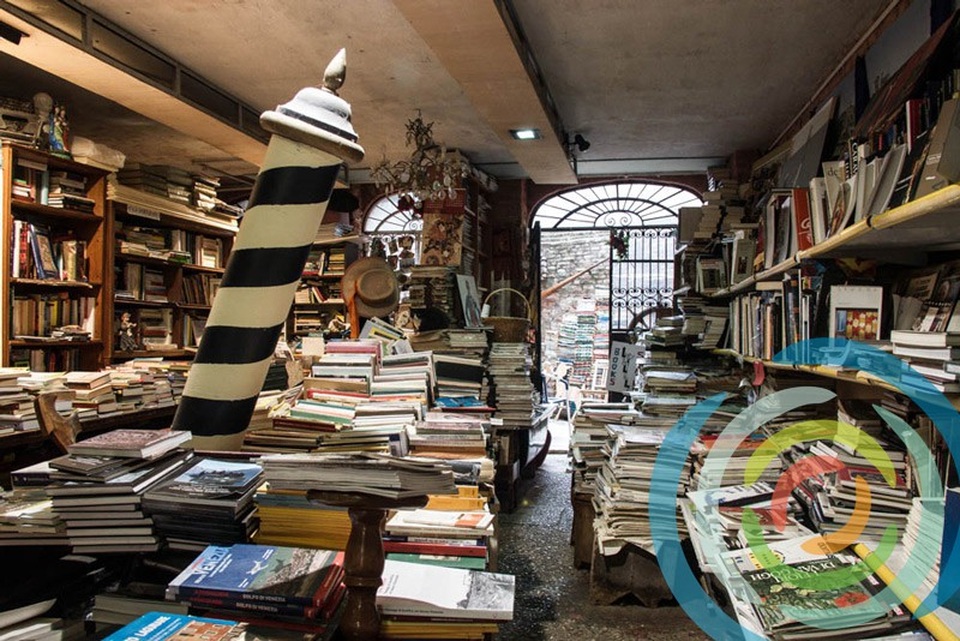 Điều thú vị bên trong những hiệu sách đẹp nhất thế giới - 10 Hiệu sách Libreria Acqua Alta. (Ảnh: Vvenezia)