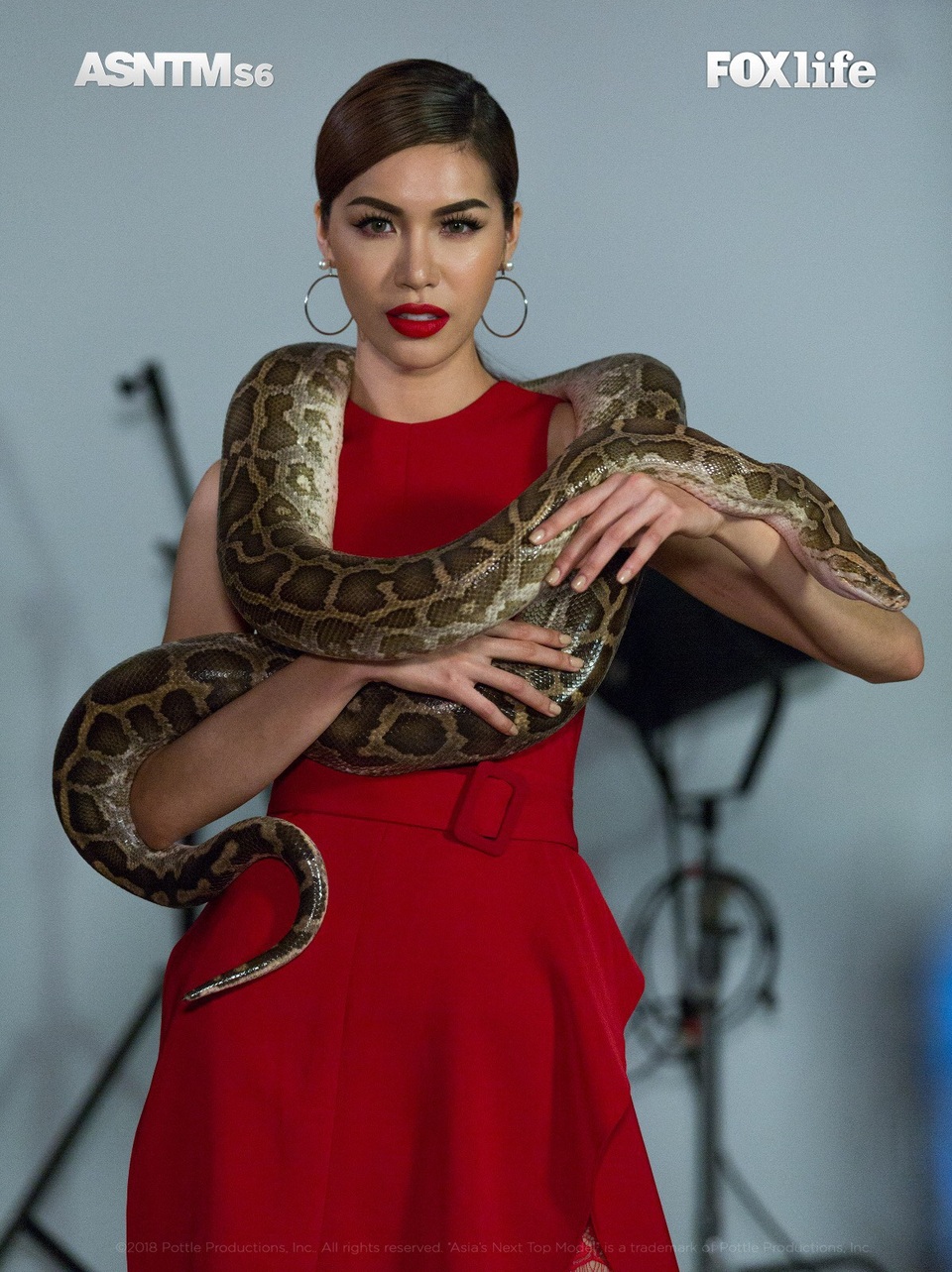 Siêu mẫu Minh Tú chính thức trở thành Huấn luyện viên Next Top châu Á - 7 Minh Tú thị phạm thí sinh chụp hình với rắn.