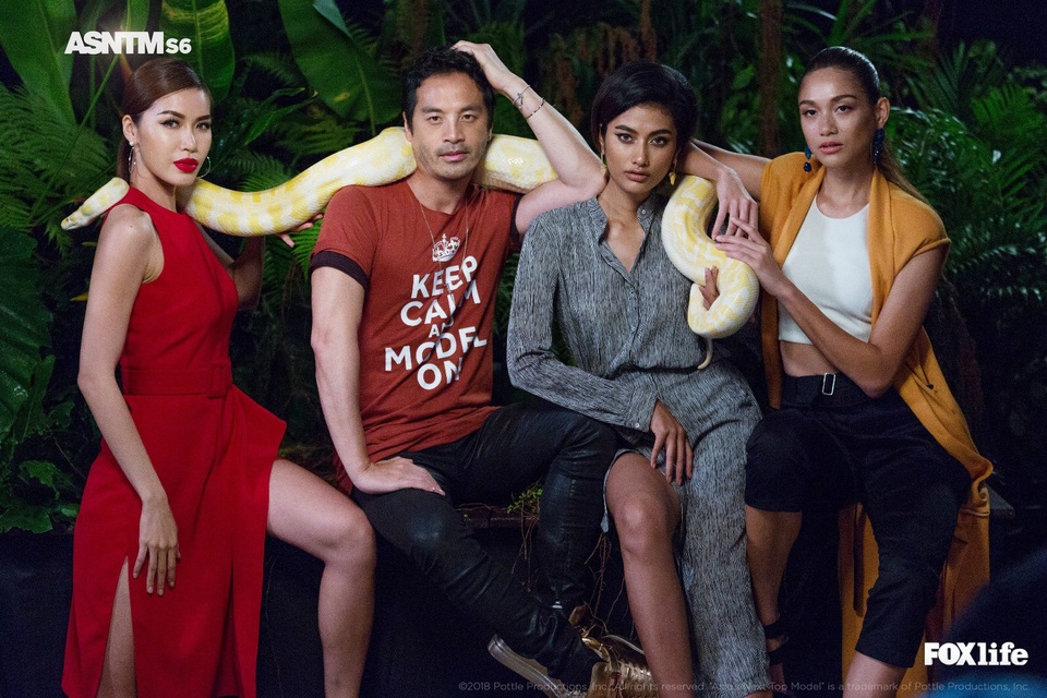 Siêu mẫu Minh Tú chính thức trở thành Huấn luyện viên Next Top châu Á - 4 Ngoài ra, sau mỗi thử thách, ba huấn luyện viên sẽ là người đưa ra ý kiến phản hồi về phần thể hiện của mỗi thí sinh trong team.