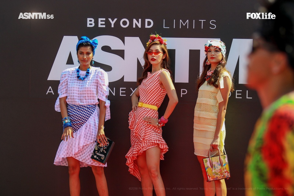 Siêu mẫu Minh Tú chính thức trở thành Huấn luyện viên Next Top châu Á - 2 Từ trước đó, sau thông tin Minh Tú cùng Shikin và Monika sẽ quay trở lại mùa giải thứ 6 này cũng là một ẩn số thú vị của chương trình tuy nhiên về phía đơn vị sản xuất vẫn chưa hề bật mí về vai trò của 3 Á quân này. Sau tập phát sóng đầu tiên, Asia’s Next top Model mùa thứ 6 mang đến cho khán giả một chủ đề hoàn toàn mới “Beyond the Limits”. Theo đó, Minh Tú, Shikin, Monika chính thức trở thành Huấn luyện viên của chương trình.