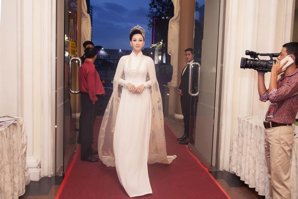 Đoạt danh hiệu cao nhất cuộc thi, cựu người mẫu Paris Vũ xuất hiện ấn tượng trong bộ áo dài được thiết kế kỳ công bởi nhà tạo mốt Nhật Dũng. Đi kèm áo dài truyền thống, hoa hậu chọn bộ trang sức ngọc trai trị giá hơn 200 triệu đồng, vương miện trị giá tiền tỷ.