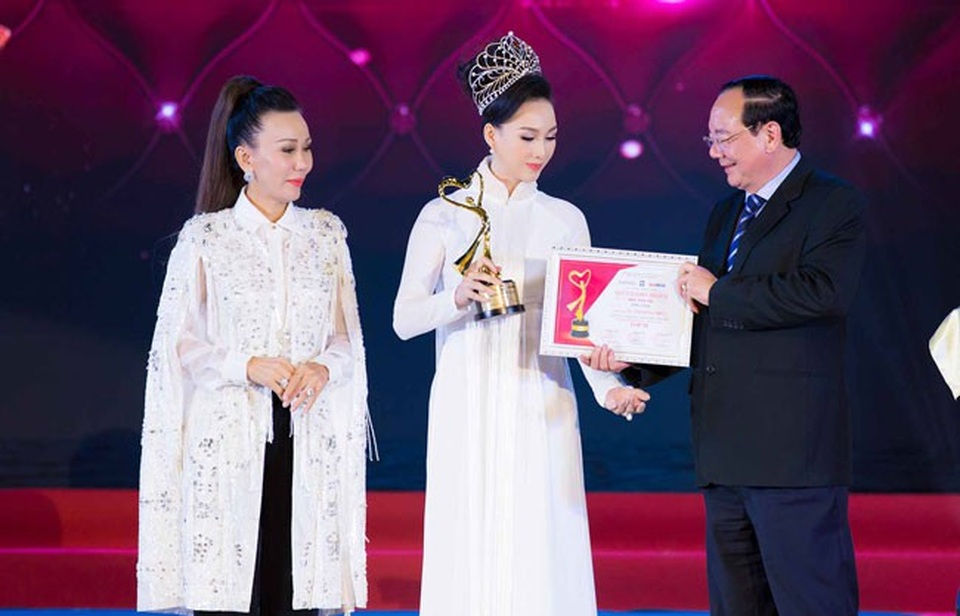 Cựu người mẫu cho biết, phải hơn 20 năm cô mới trở lại showbiz nên có phần e ngại, bối rối. Tuy nhiên, nhờ sự hỗ trợ nhiệt tình từ ê-kíp và được ông xã, các con động viên nên người đẹp lấy lại được tự tin, chuẩn bị chu đáo để xuất hiện trước mọi người. Trong suốt buổi tiệc, hoa hậu giao lưu với khách mời khá cởi mở, thân thiện, trò chuyện duyên dáng. Tại sự kiện, Paris Vũ còn nhận được danh hiệu Top 10 “Nữ doanh nhân Sắc Tâm Tài” 2018.