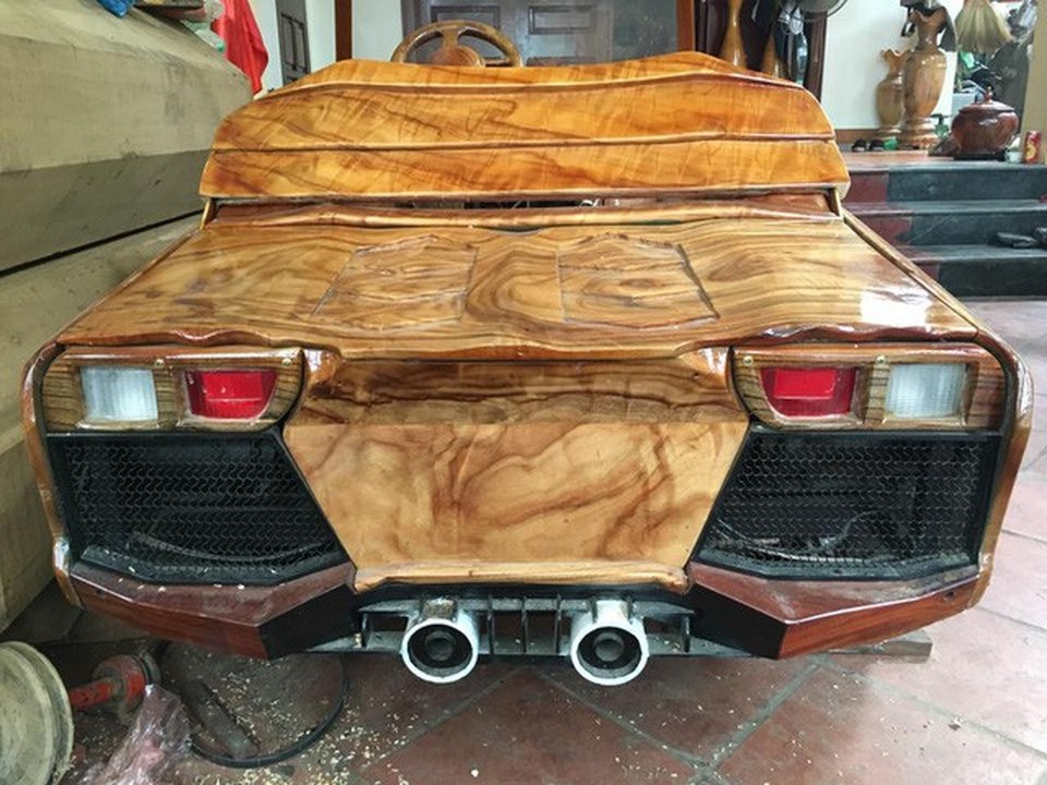 Ngắm “siêu xe” Lamborghini bằng gỗ độc đáo giá 20 triệu của 9x Hà Nội - 2 Theo thiết kế, xe có tải trọng tối đa khoảng 2 tạ với thiết kế 4 chỗ ngồi, chạy bằng động cơ điện.