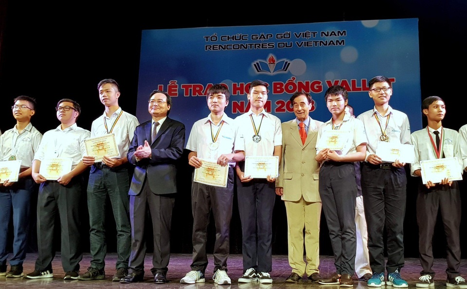 Trao 500 suất Học bổng Vallet cho học sinh ưu tú toàn miền Bắc - 1
Bộ trưởng Phùng Xuân Nhạ cùng GS Odon Vallet trao học bổng cho các học sinh có thành tích xuất sắc trong các kì thi Quốc tế năm học 2017 – 2018.