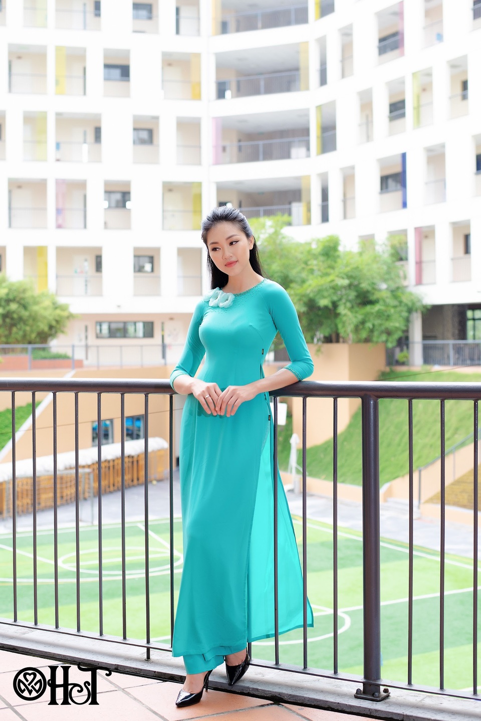 
Họa tiết hoa được đính kết khéo léo trên nền lụa xanh ngọc là điểm nhấn không thể rời mắt.
