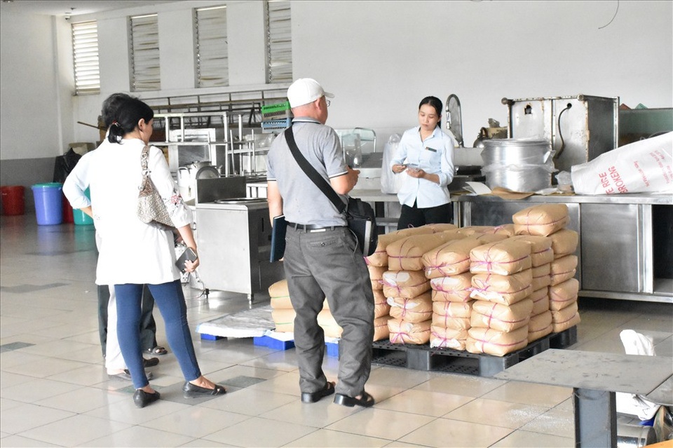 TPHCM: Kiểm tra Quán cơm tấm nổi tiếng hơn 10 năm - 3 Đoàn kiểm tra liên quận đang tiến hành niêm phong toàn bộ số gia vị lạ trên.