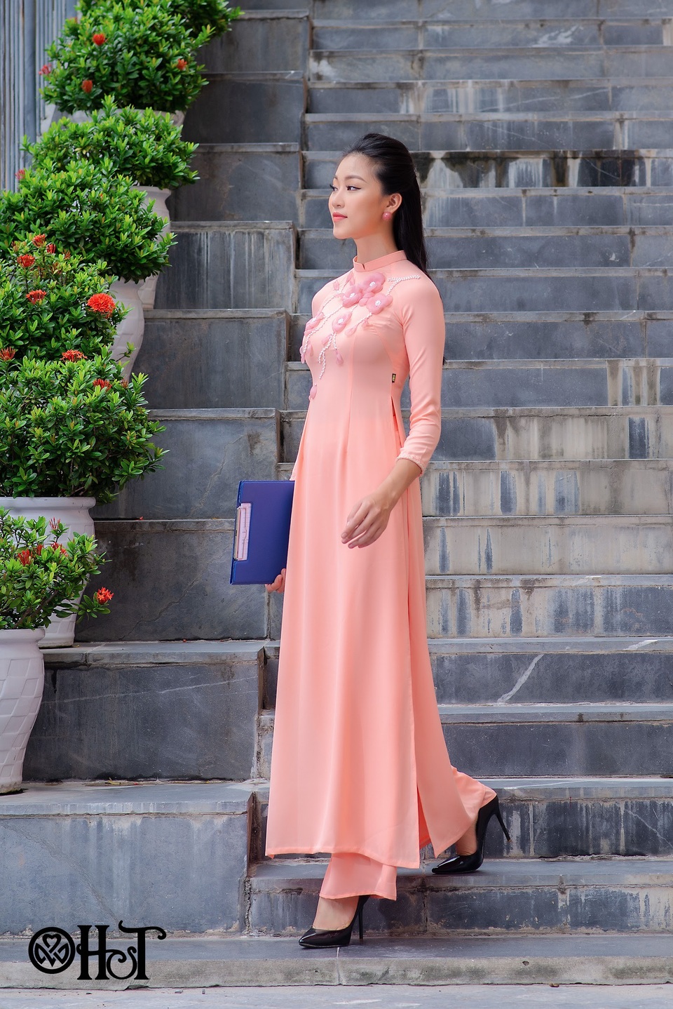 
Thêm sự lựa chọn cho các cô, màu san hô hướng đến sự nhẹ nhàng, sang trọng và tinh tế.
