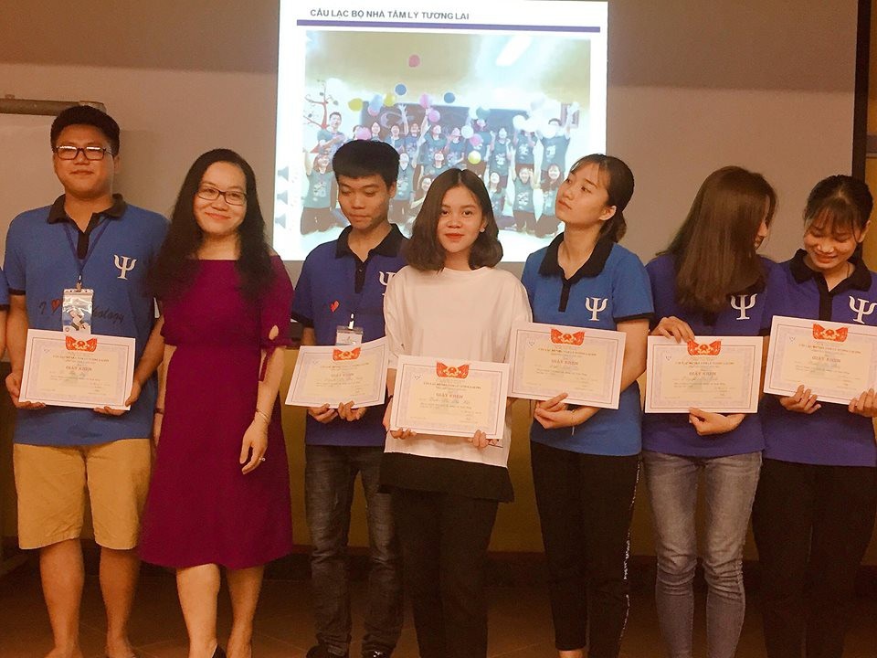 Gặp gỡ cô bạn xinh xắn, vừa học giỏi vừa kinh doanh thành công - 3
Trinh Trần giành được học bổng cho sinh viên Giỏi Xuất Sắc năm thứ nhất tại học viện Quản lý Giáo dục