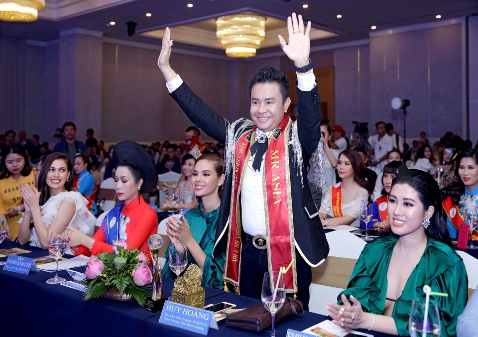Nam Vương Huy Hoàng đón hoa hậu hoàn vũ Philippines Catriona Gary dự sự kiện - Ảnh 4. Nam Vương Huy Hoàng đón hoa hậu hoàn vũ Philippines Catriona Gary dự sự kiện - Ảnh 4.