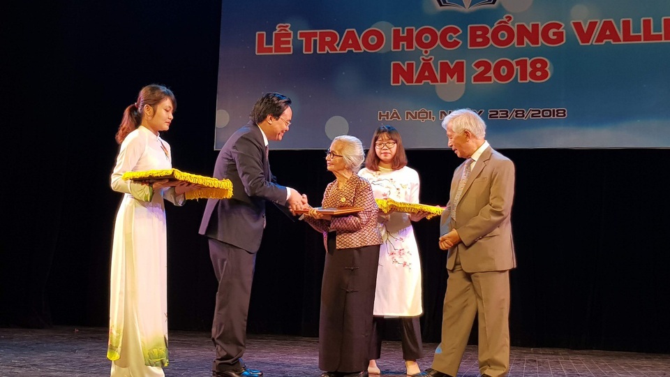 Trao 500 suất Học bổng Vallet cho học sinh ưu tú toàn miền Bắc - 3
Nhân dịp này, Bộ trưởng Phùng Xuân Nhạ gửi lời chúc sức khỏe và trao kỉ niệm chương “Vì sự nghiệp Giáo dục” cho GS Trần Thanh Vân và Phu nhân (GS Lê Kim Ngọc).