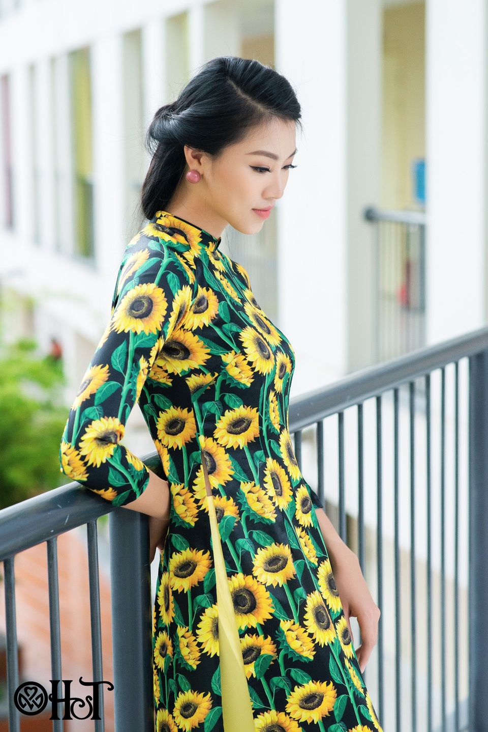 Vẻ đẹp thanh tao toát lên từ áo dài họa tiết hoa dã quỳ sử dụng chất liệu chiffon & lụa Thái Tuấn.