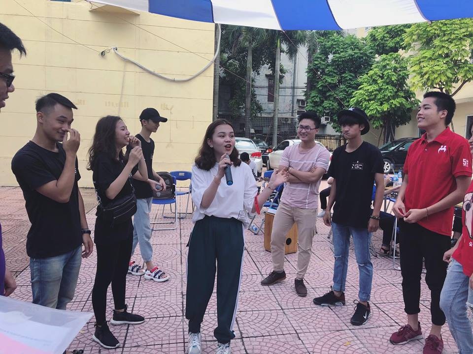 Gặp gỡ cô bạn xinh xắn, vừa học giỏi vừa kinh doanh thành công - 4
…và là “thủ lĩnh” các hoạt động ngoại khoá