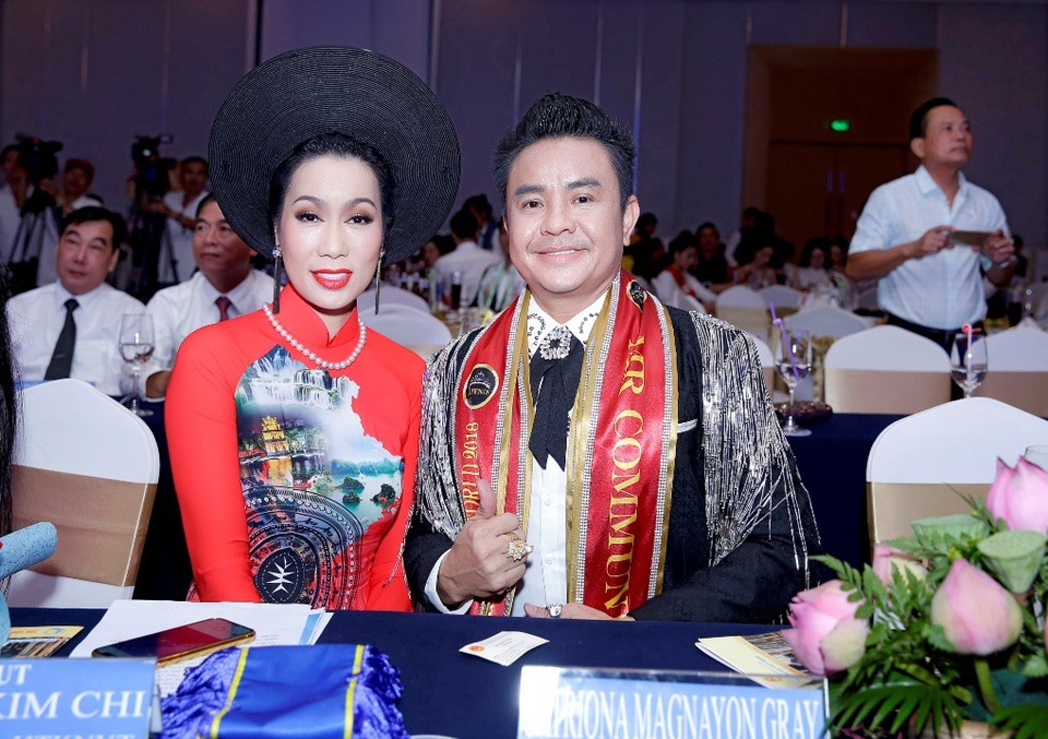 Hoa hậu Vũ Thanh Thảo làm giám đốc phụ trách khu vực phía nam đại sứ hành trình kết nối yêu thương - 7 Nam vương Huy Hoàng và cố vấn cấp cao HTKNYT - NSƯT Á hậu Trịnh Kim Chi cười vui vẻ trước ống kính