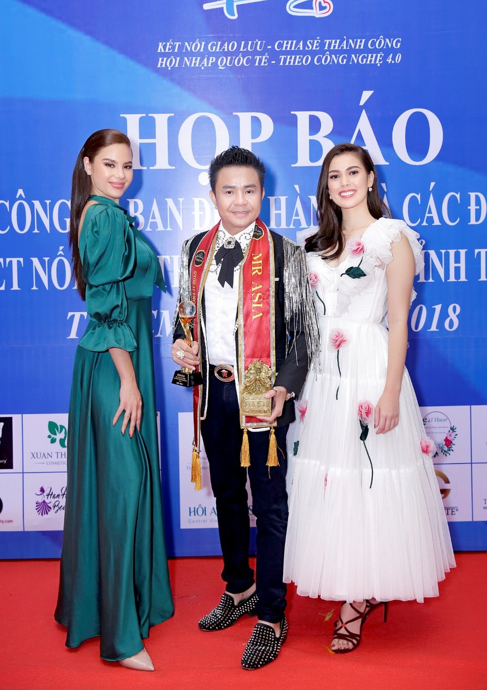 Nam Vương Huy Hoàng đón hoa hậu hoàn vũ Philippines Catriona Gary dự sự kiện - Ảnh 7. Nam Vương Huy Hoàng đón hoa hậu hoàn vũ Philippines Catriona Gary dự sự kiện - Ảnh 7.