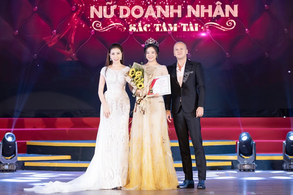 Hoa hậu Lam Cúc rạng ngời đêm tôn vinh “Nữ doanh nhân Sắc- Tâm- Tài 2018” - Ảnh 7. Hoa hậu Lam Cúc rạng ngời đêm tôn vinh “Nữ doanh nhân Sắc- Tâm- Tài 2018” - Ảnh 7.