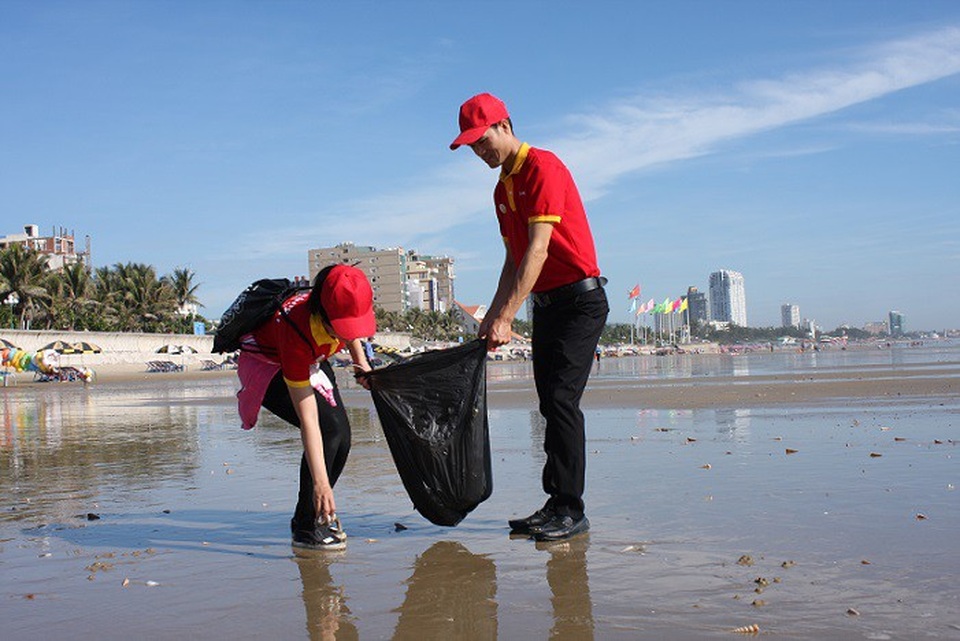 Trước đó, các chiến sĩ áo đỏ VinMart & VinMart+ đã góp sức vào nhiều chiến dịch tình nguyện khác như dọn vệ sinh bãi biển, hoạt động thiện nguyện tại khu dân cư và mới đây nhất là phối hợp cùng TW Đoàn cứu trợ các đồng bào chịu ảnh hưởng của vùng lũ đầu tháng 7 vừa qua.