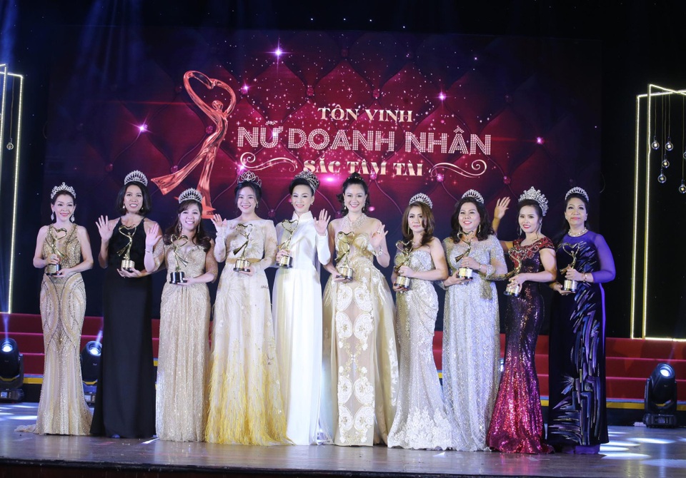 Hoa hậu Lam Cúc rạng ngời đêm tôn vinh “Nữ doanh nhân Sắc- Tâm- Tài 2018” - Ảnh 8. Hoa hậu Lam Cúc rạng ngời đêm tôn vinh “Nữ doanh nhân Sắc- Tâm- Tài 2018” - Ảnh 8.
