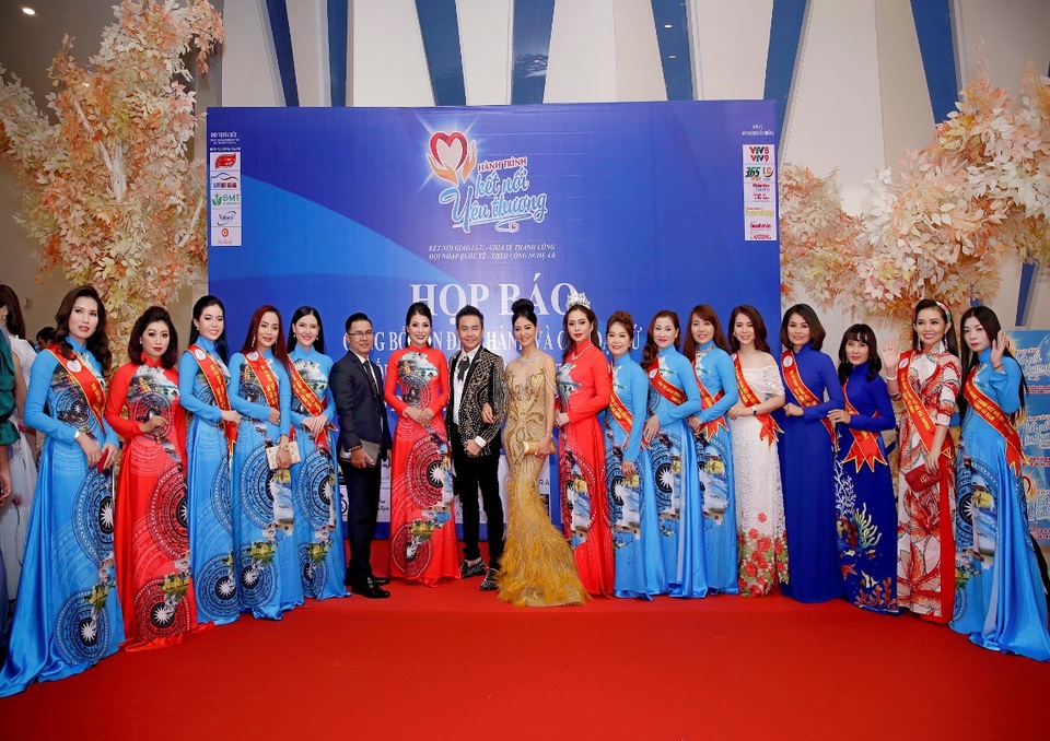 Hoa hậu Vũ Thanh Thảo làm giám đốc phụ trách khu vực phía nam đại sứ hành trình kết nối yêu thương - 9 Hoa Hậu Vũ Thanh Thảo và Nam Vương Huy Hoàng cùng các đại sứ khác họp báo chương trình HTKNYT