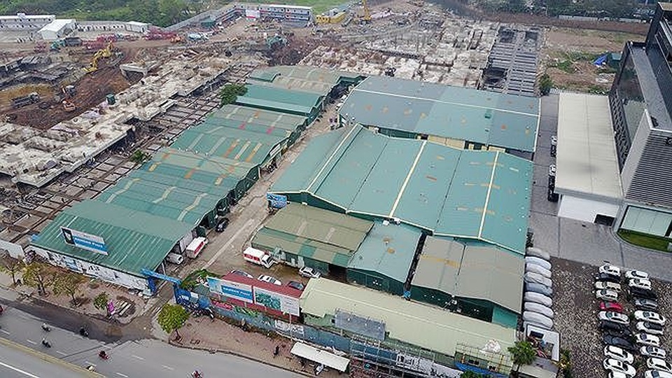 Dự án nghìn tỷ liên quan đến Trịnh Xuân Thanh bị đề nghị thu hồi - 3
Sau nhiều năm, dự án Nam Đàn Plaza vẫn bất động, hiện dự án được rào tôn kín xung quanh và có một số công trình tạm bên trong. Ảnh: Mạnh Thằng.