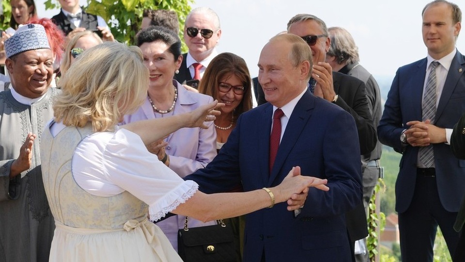 Tổng thống Putin khiêu vũ với Ngoại trưởng Karin Kneiss tại đám cưới (Ảnh: RT)