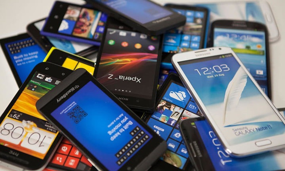 Smartphone thực sự "đáng sợ" như thế nào? - 2 Việc có quá nhiều smartphone ở các phân khúc giá khác nhau, kèm theo ưu đãi và phân phối rộng rãi càng làm tăng thêm tỷ lệ người nghiện smartphone.