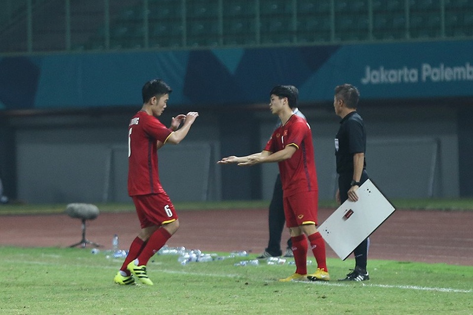 
Xuân Trường bị rút ra sân và tạo cơ hội để Công Phượng tỏa sáng
