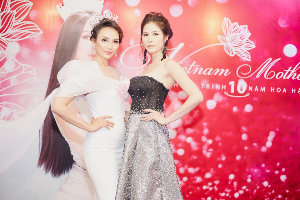 Á hậu Hoàng Hạnh như công chúa trong đêm tiệc - Ảnh 5. Á hậu Hoàng Hạnh như công chúa trong đêm tiệc - Ảnh 5.