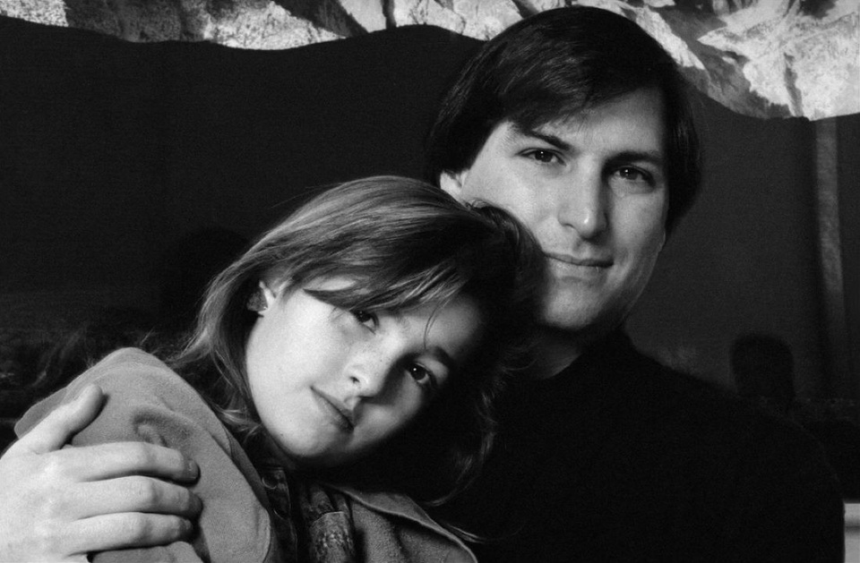 Steve Jobs và con gái Lisa Brennan-Jobs thời còn thơ ấu.