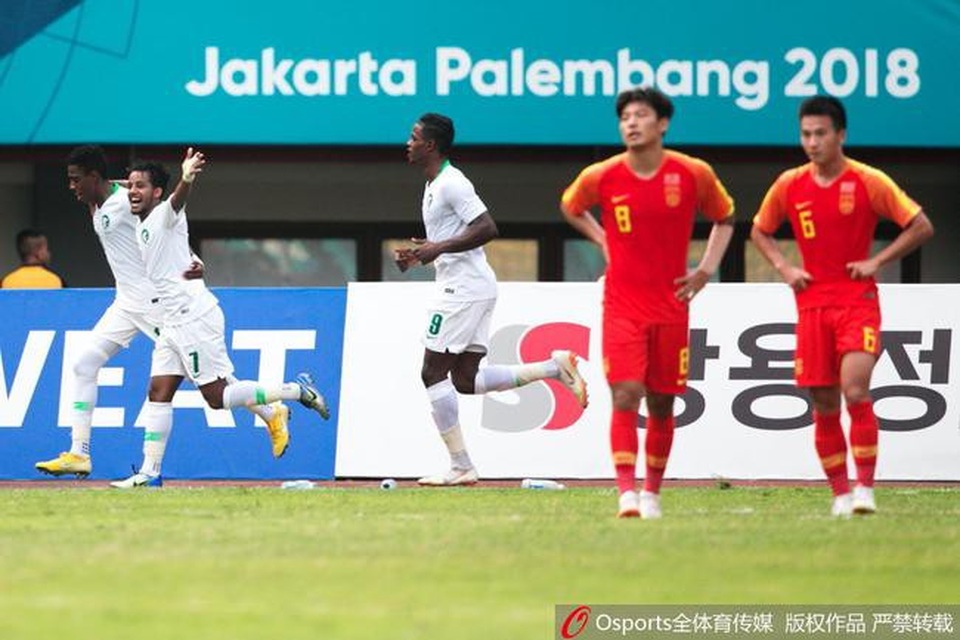 Olympic Trung Quốc 3-4 Olympic Ả Rập Xê Út: Cơn mưa bàn thắng - 3
Các cầu thủ Olympic Ả Rập Xê Út ăn mừng sau khi ghi bàn