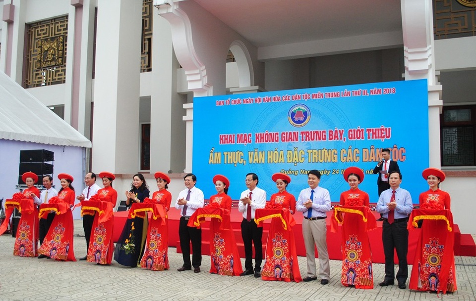 Không gian trưng bày ẩm thực, văn hóa đặc trưng của các dân tộc miền Trung - 1 Cắt băng khai mạc Không gian trưng bày, giới thiệu ẩm thực, văn hóa đặc trưng của các dân tộc miền Trung