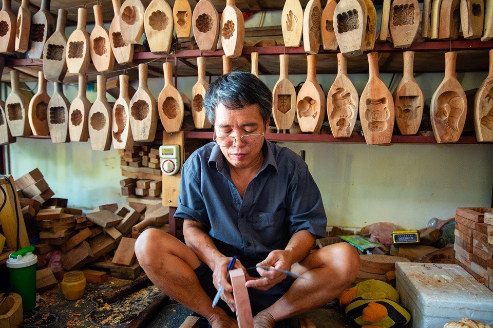 Kỳ lạ nghệ nhân gõ - nện ra 1000 khuôn bánh trung thu ở Hà Nội - 1
Ông Trần Văn Bản (53 tuổi) ở xã Tiền Phong (Thường Tín, Hà Nội) là một trong những nghệ nhân lâu năm nhất trong nghề đục khuôn gỗ làm bánh trung thu. Với kinh nghiệm 35 năm làm nghề, ông Bản sản xuất được hầu hết cách loại mẫu mã, kiểu dáng khác nhau đáp ứng nhu cầu liên tục thay đổi của thị trường.