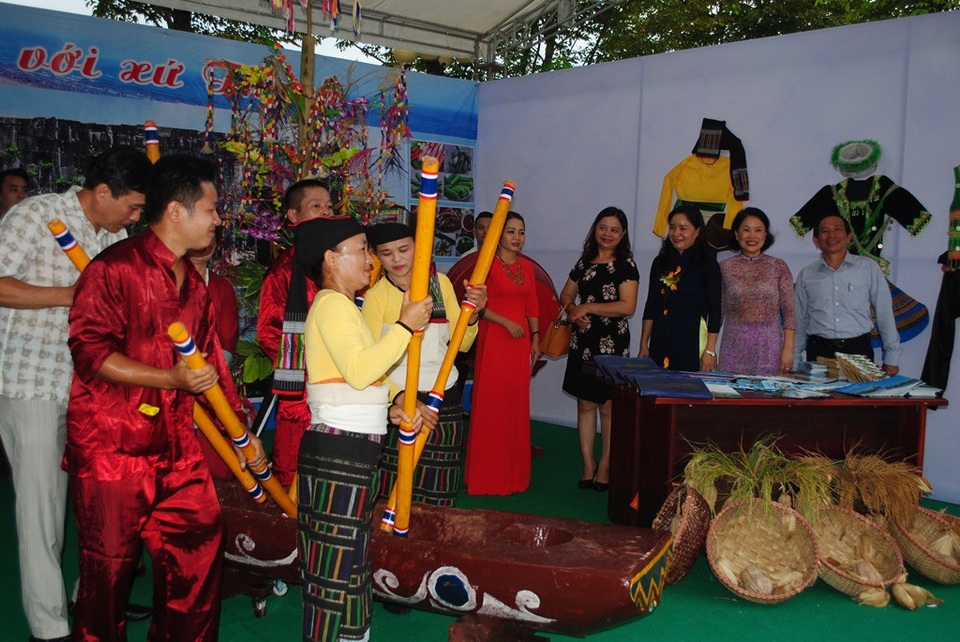Không gian trưng bày ẩm thực, văn hóa đặc trưng của các dân tộc miền Trung - 2 Các đại biểu tham quan các gian trưng bày hiện vật của các tỉnh miền Trung