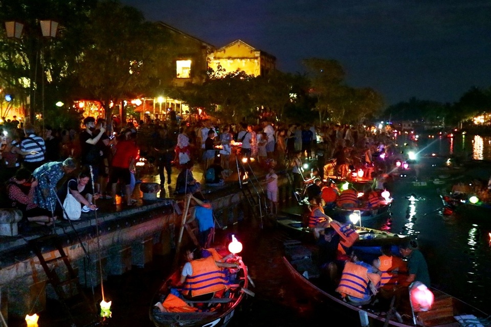 Rực rỡ đêm Vu Lan 2018 ở phố cổ Hội An - 2 Rực rỡ đêm Vu Lan 2018 ở phố cổ Hội An - 2