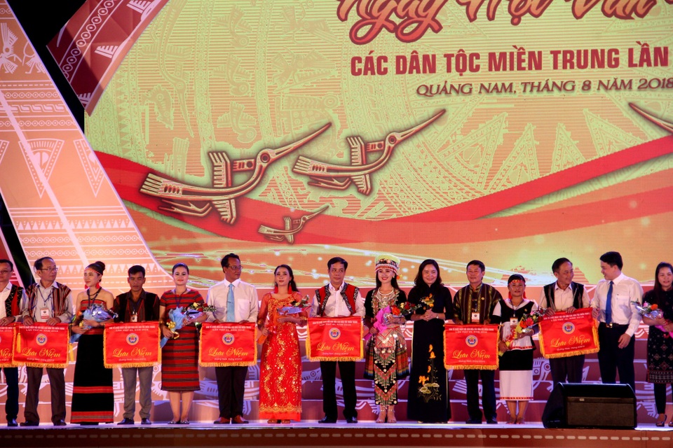 Khai mạc “Ngày hội văn hóa các dân tộc miền Trung” lần thứ III - 2 Lãnh đạo Bộ VH-TT&DL tặng hoa, cờ lưu niệm cho các đoàn tham dự ngày hội