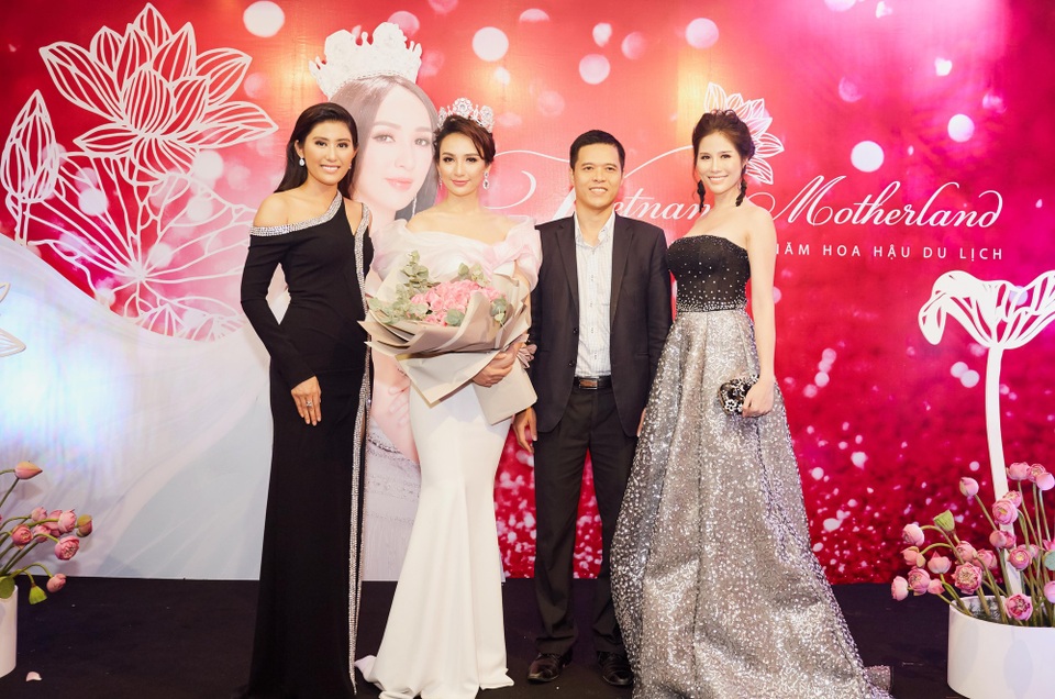 Á hậu Hoàng Hạnh như công chúa trong đêm tiệc - Ảnh 4. Á hậu Hoàng Hạnh như công chúa trong đêm tiệc - Ảnh 4.